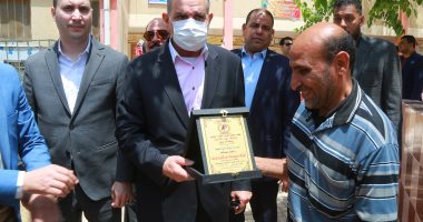 محافظ كفر الشيخ يكرم العامل المثالى المتميز من ذوى الهمم بالتربية والتعليم