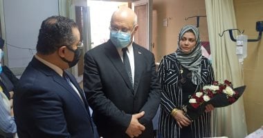 رئيس جامعة بنها يطمئن على طالب الهندسة بعد إصابته فى حادث تصادم