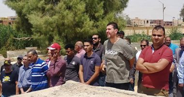 دفن رئيس الإسماعيلى الأسبق بجانب الشاعر عبد الرحمن الأبنودى.. فيديو وصور