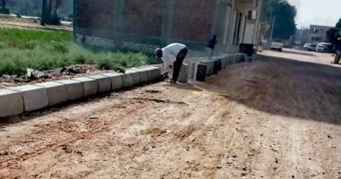 مدينة الأقصر تواصل أعمال الرصف ورفع كفاءة الطرق فى حى شمال.. صور