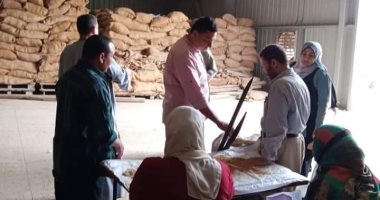 رئيس مدينة الشهداء يتابع توريد القمح ويتفقد العمل بالحملة الميكانيكية.. صور