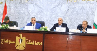محافظ سوهاج يناقش نسب تنفيذ المشروعات القومية فى القرى .. صور