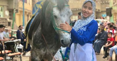 "روضة عوض" أصغر راقصة بالحصان فى الدقهلية: "بتهز أى فرح"
