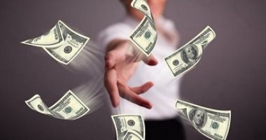 مطورة طاقة تحذر من حوض السمك أمام الباب لتسببه فى نقص المال بمايو شهر النار