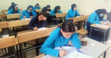 طلاب الصفين الأول والثانى الثانوى يبدأون امتحانات الترم الأول لليوم الثانى