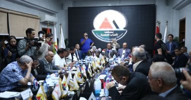42 حزبا سياسيا تجدد دعمها للرئيس السيسي.. تحالف الأحزاب المصرية: حقوق الإنسان تعني الحياة الكريمة وتتحقق داخل مصر.. ويستعرضون رؤيتهم الاقتصادية للحوار الوطني.. ويؤكدون: السيسى يسعى لبناء جمهورية جديدة.. صور
