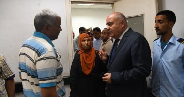 محافظ قنا يصطحب سيدة لمجمع التأمين الصحى للكشف الطبى على ابنها