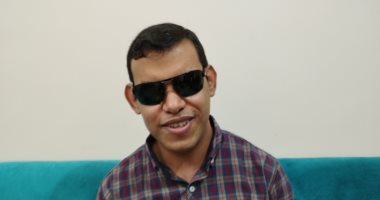20 سنة عايش فى نور الله.. شاهد حكاية كفاح "أحمد" أول معيد مكفوف بـ"إعلام القاهرة"