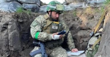 بروفيسور أوكرانى يواصل التدريس لطلابه عبر الفيديو من أرض المعركة.. صورة