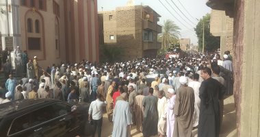 جنازة اللواء منتصر عبد النعيم شهيد مطاردة مستريح أسوان.. لايف وصور