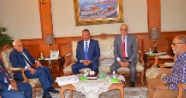 محافظ بورسعيد يتابع الاستعدادات النهائية لتشغيل مصنع إنتاج الغازات