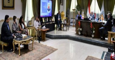 محافظ جنوب سيناء يبحث مع فريق عمل شركة عالمية تنفيذ مشروعات محطات شحن كهرباء