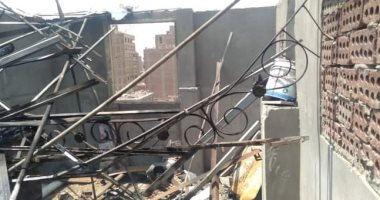 معاينة شقة لتحديد الخسائر بعد اشتعال حريق بها فى إمبابة 