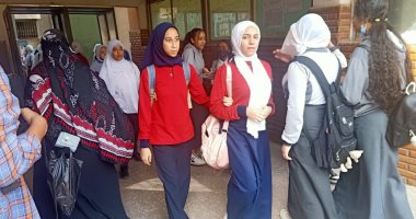 بدء الامتحان الورقى فى اللغة العربية لطلاب الصف الثانى الثانوى