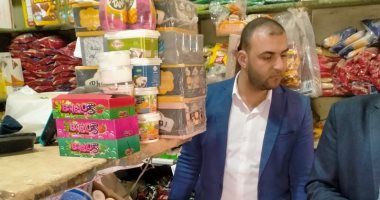 ضبط أغذية منتهية الصلاحية وإشغالات طرق وتحرير محاضر للمخالفين بالبحيرة