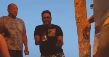 أكرم حسنى يرقص على "الحركة دى".. وحلمى يعلق: أنا ليه مش معزوم؟ .. فيديو