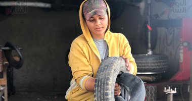 بنت مصرية جدعة.. "زينب" بتساعد أبوها فى تغيير الكاوتشات وبتصلح أى حاجة بايظة (فيديو)