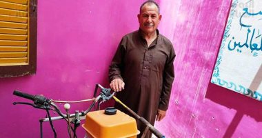 مقيم شعائر بس مخترع.. عم جمال ابتكر وحدة ثلاثية لكنس الشوارع (فيديو)