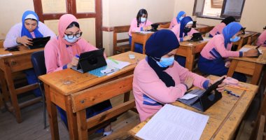 طلاب الصف الثانى الثانوى يؤدون اليوم امتحان الأحياء والفلسفة والمنطق
