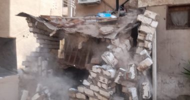 إزالة 6 عشش فى الشوارع الجانبية بشرق السكة بالأقصر.. صور