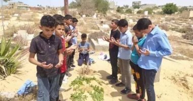 زملاء طفل العريش الغريق ينظمون زيارات لقبره بالزى المدرسى