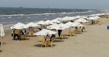 إقبال متوسط على شاطئ بورسعيد.. واستعدادات مكثفة للموسم الصيفى.. لايف وصور 