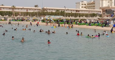 إقبال كبير على شواطئ البحر الأحمر مع بدء إجازة طلاب النقل.. لايف