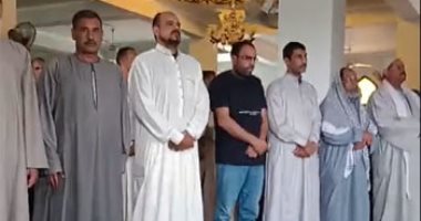 أهالى قرية أشمنت ببنى سويف يؤدون صلاة الغائب على الطفل يوسف.. فيديو