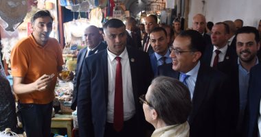 مواطن تونسى يرحب بزيارة رئيس الوزراء لتونس خلال جولته التفقدية بشارع الزيتونة
