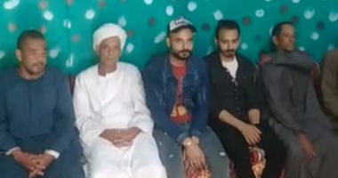 فى بيتنا أفراح.. القدر لم شمل "رفاعى" بعد غياب 25 عاما عن أحضان أسرته.. الـDNA يثبت نسبه بعد اختفائه عن أهله ربع قرن فى قنا والسر بوست على فيس بوك.. والأم: لم أفقد الأمل وكنت أشترى ملابس له رغم غيابه مثل أشقائه