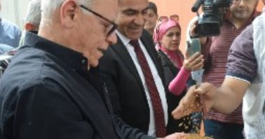 الذهب الأصفر.. لحظة بدء استلام القمح المحلى بإحدى صوامع بورسعيد.. فيديو
