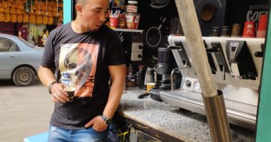 بدأ بعجلة وكبرها بقت كافيه متنقل.. هتشرب أحلى كوباية شاى من "عيون".. لايف