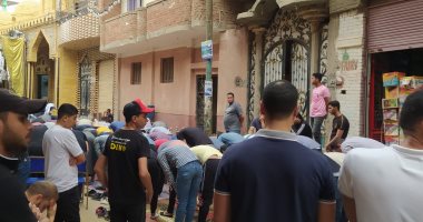 أهالى قرية محلة منوف يشيعون جنازة شاب توفي بسبب لدغة نحلة بالغربية.. فيديو