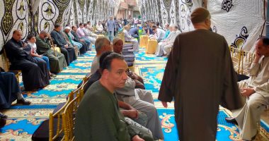 وسط ذهول الجميع.. المئات فى عزاء شاب توفي بسبب لسعة نحلة بطنطا.. لايف