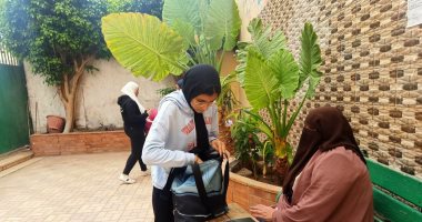 طلاب أولى ثانوى يتوافدون على المدارس لأداء الامتحان.. والتعليم تنفى التأجيل