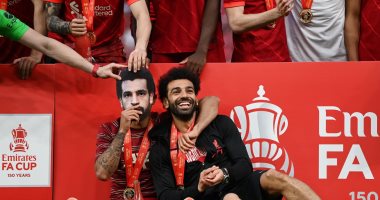 محمد صلاح يشارك فى مراسم تتويج ليفربول بكأس الاتحاد رغم الإصابة.. صور
