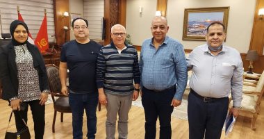 محافظ بورسعيد يستقبل مستثمرين لبحث سبل التعاون فى المجال الصناعي 