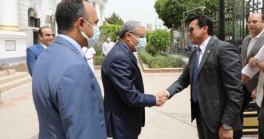 محافظ المنيا يستقبل وزير الشباب فى مستهل زيارته للمحافظة.. صور
