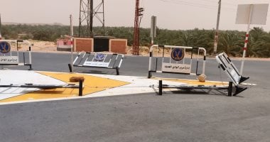 طقس سيئ ورياح شديدة تعيق الرؤية على الطرق السريعة بالوادى الجديد.. لايف