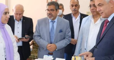 رئيس جامعة المنوفية يتفقد فعاليات القافلة الطبية للعاملين بالجامعة