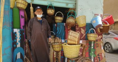 "منتجات الخوص" ذكرى عطرة من الزمن الجميل.. محل الحصرى 100 سنة فى بيع المشنات والأسبتة بالشرقية.. العم محمد: ورثت الصنعة أبا عن جد وأكثر زبائنى من الأرياف.. أهل الحضر يستخدمون المنتجات للديكور وإعطاء منظر جمالى