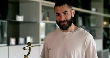 رسميا.. بنزيما يتوج بجائزة أفضل محترف فرنسي