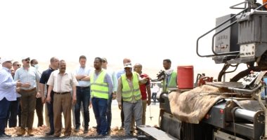 وزير النقل ومحافظ أسوان يتفقدان مسار ومحطات القطار الكهربائى السريع.. فيديو وصور 