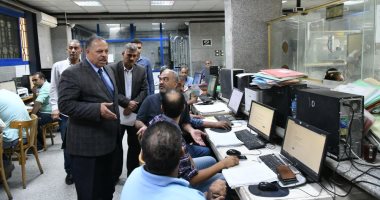 السكرتير العام بقنا يفاجئ الإدارات الخدمية لمتابعة انتظام سير العمل.. صور