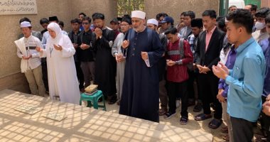 وفد طلاب أندونيسيا يزور قبر الشيخ الحصري بالبساتين.. وابنته تكرمهم (صور)