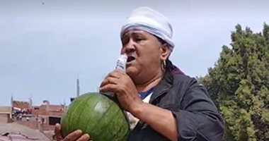 المعلمة عفاف لابسة جلابية الرجال وحجزت مكانها بين معلمين البطيخ بدراعها.. لايف