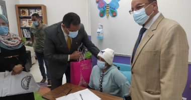 وكيل تعليم الجيزة يتفقد لجان امتحانات الشهادة الإعدادية الخاصة بمرضى السرطان