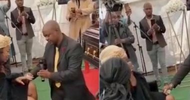 الرجالة لما تحب .. رجل يتقدم لخطبة صديقته خلال جنازة والدها "صور وفيديو"