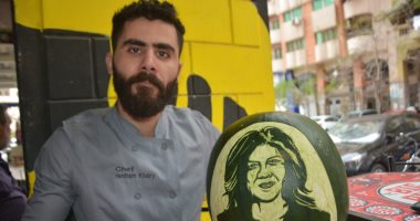 شيف بورسعيدى ينحت بورتريه لـ"شيرين أبو عاقلة" على بطيخة تضامنا معها.. لايف وصور