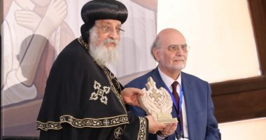 كنائس الشرق الأوسط تكرم البابا تواضروس بهدية منحوتة من جبل لبنان